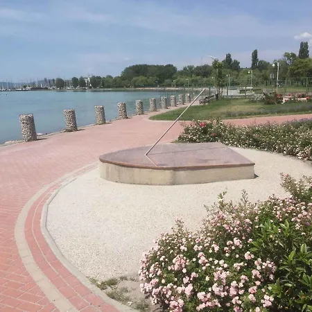 In - Balaton 18978 Balatonkenese